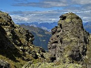 61 Zoom sulla monolitica cima del Ponteranica occidentale (2370 m)